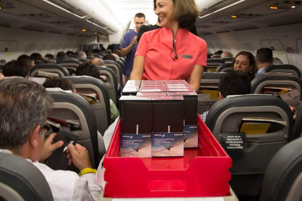 ავიაკომპანია Iberia-ს მგზავრებს საკვების ნაცვლად Samsung Galaxy Note 8 შესთავაზეს (ფოტო)